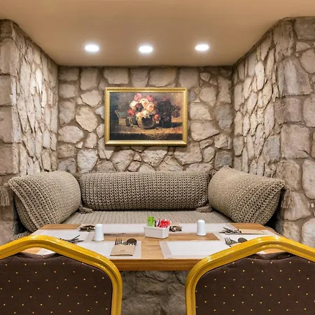 Manor Hotel